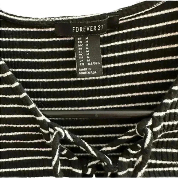 Forever 21 striped cropped top size M women’s medium juniors black and white - Picture 2 of 3